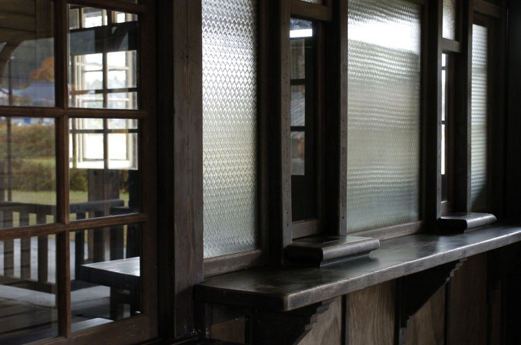 切符売り場の窓口。廃止前は無人駅であったそうだが、廃止後に整備されて美しく保たれている。2007年11月18日撮影。