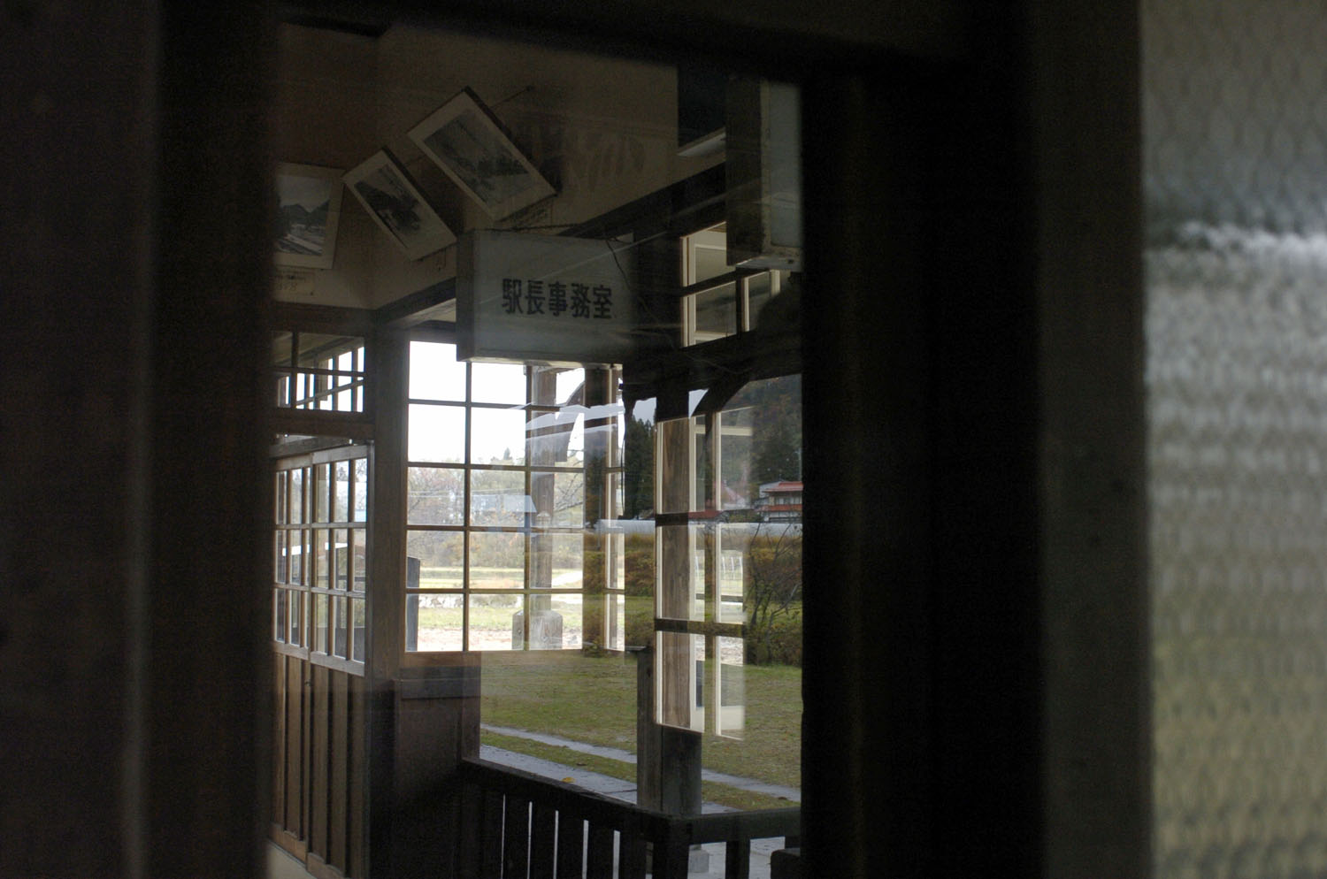 窓口越しに資料室となった旧事務室を覗く。開館時は中に入ることができ、貴重な備品や写真、資料を見学できる。2007年11月18日撮影。