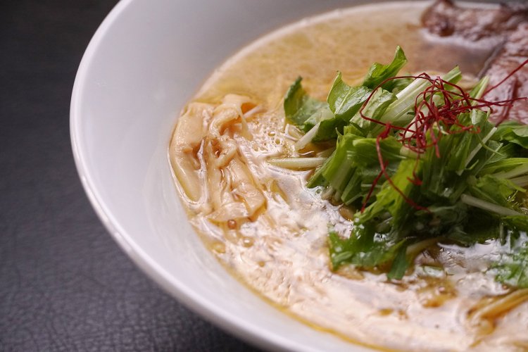 塩ダレは、海の塩と山の塩の2種類を使って作る。