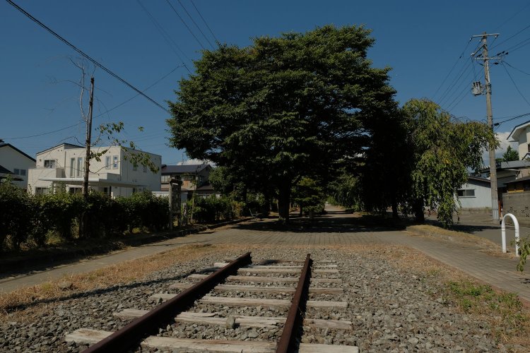 レールモニュメントと遊歩道。こちらのレールは遊歩道整備後に設置されたように感じる。