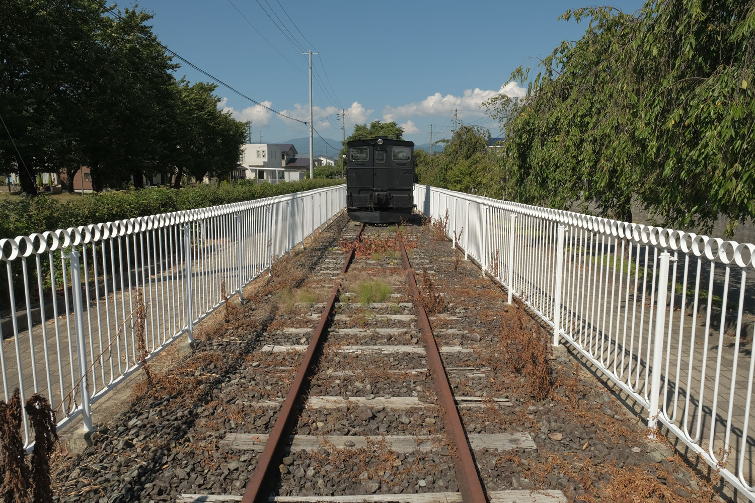 63号機と入換機関車は遊歩道の中心部分にある。喜多方駅からでもそう遠くはないので、比較的訪れやすいだろう。設置されたレールは会津加納駅跡のレールと比べて新しめである
