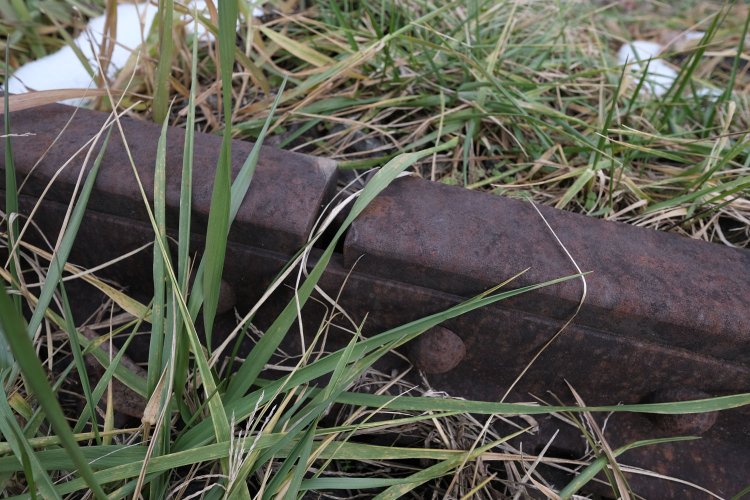 繋ぎ目部分のクローズアップ。草に埋もれつつあるけれど、それがより「廃なるもの」の匂いを醸し出している。2016年12月13日撮影。