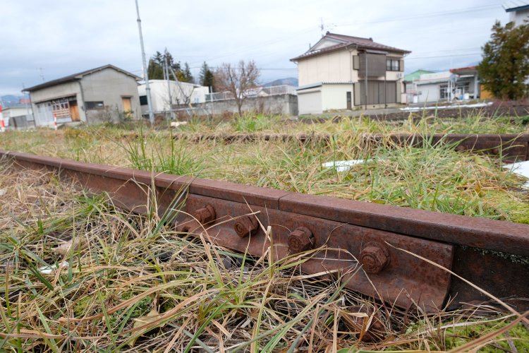 保存されているレールには繋ぎ目部分もあった。レールは細いタイプで、おそらく37kgレールかと推測したが、計測はしていないので定かではない。2016年12月13日撮影。