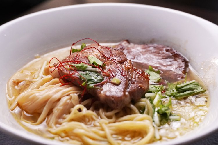 2枚入った炙りチャーシューの存在感は大きい。