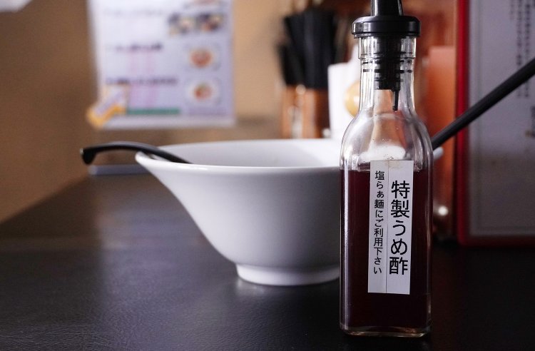 卓上には特製のうめ酢が。梅特有のさわやかさが広がり、スープの味をいっそう引き立てる。