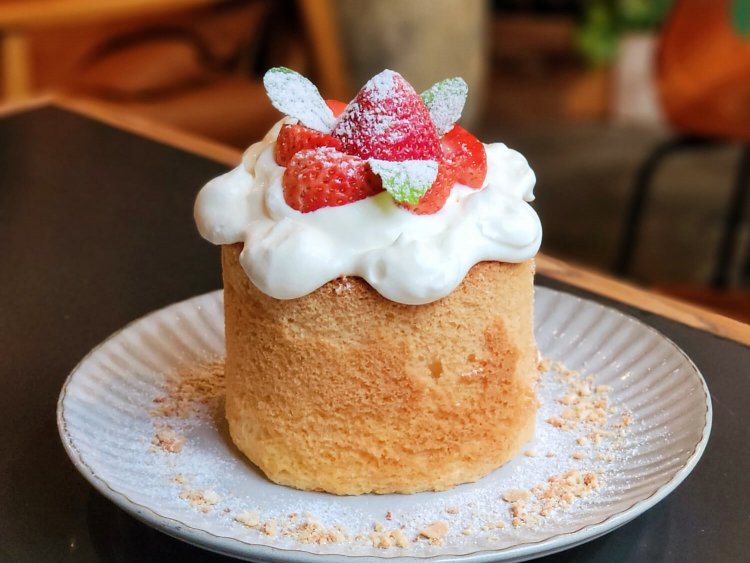 お一人様いちごシフォンケーキ 1540円。 ※提供時間14時〜