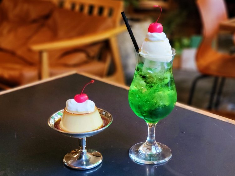 自家製レトロプリン 500円、クリームソーダ（メロン） 770円。