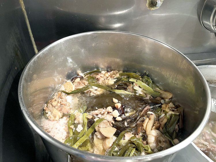 さらに昆布やネギのほか香味野菜をたっぷり入れてスープを仕込む。