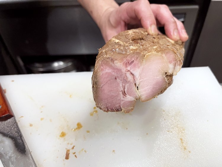 ほんのりピンクのチャーシューは、しっとりと柔らかく肉々しい！　しっかり煮込んでいるが、余熱で仕上げているのでジューシー。