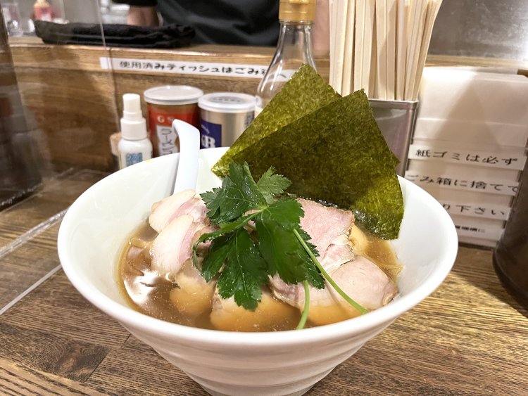 厚めのチャーシューの下に半熟の味玉がかくれんぼ。