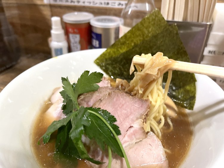 細麺だが適度にスープを持ち上げてくれる。