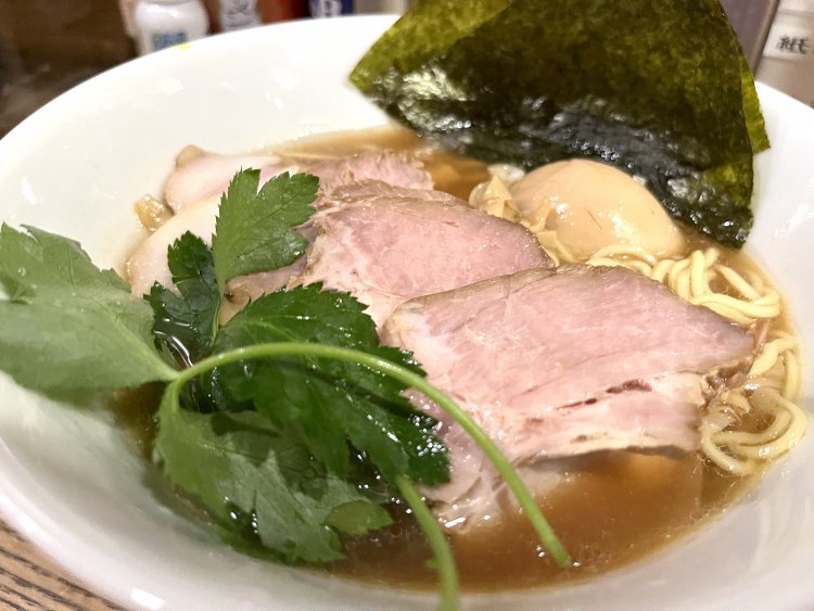 豚肩ロースを煮込んだチャーシュー。脂の多いところと少ないところをバランスよく切り分けて盛り付けてくれる。