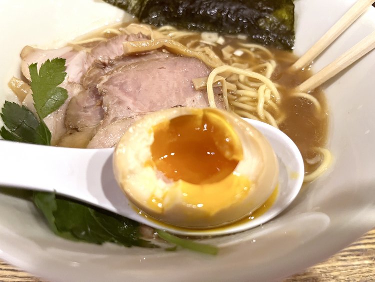 とろ〜り黄身が溢れ出す味玉は柔らかいので飲むように食べられる。