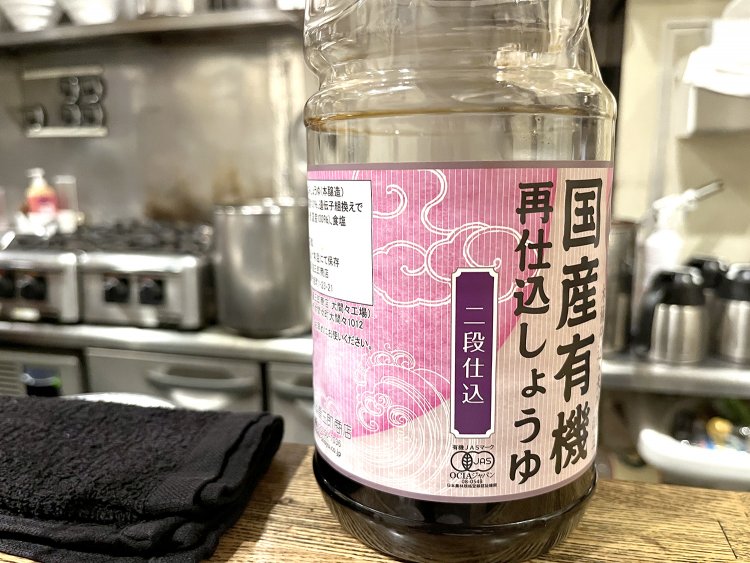 鈴木さんいわく「かえしには某醸造所の再仕込み醤油を使用しています。角がなく甘めのしょうゆです」とのこと。
