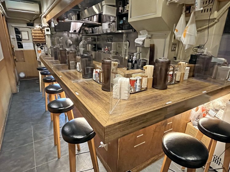 客席はL字のカウンター８席のみ。テーブルの下にライトが点灯し明るくておしゃれ。