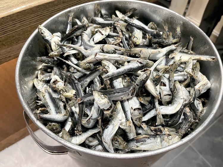 平子煮干しを鍋で煮込む前に水につけて出汁をとる。