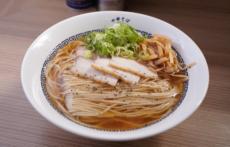 豚そば900円。店の看板メニューだ。