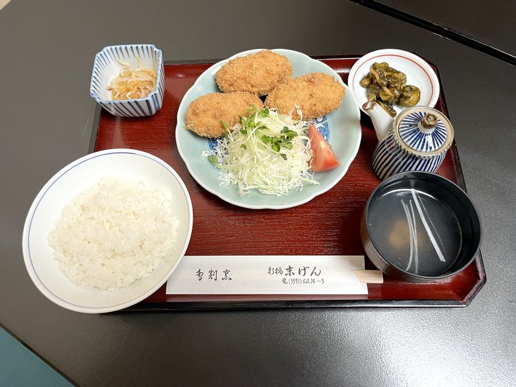 俵型のたつた揚げはけっこうなボリューム。食べきれなくて持ち帰りをする女性を見かけた。