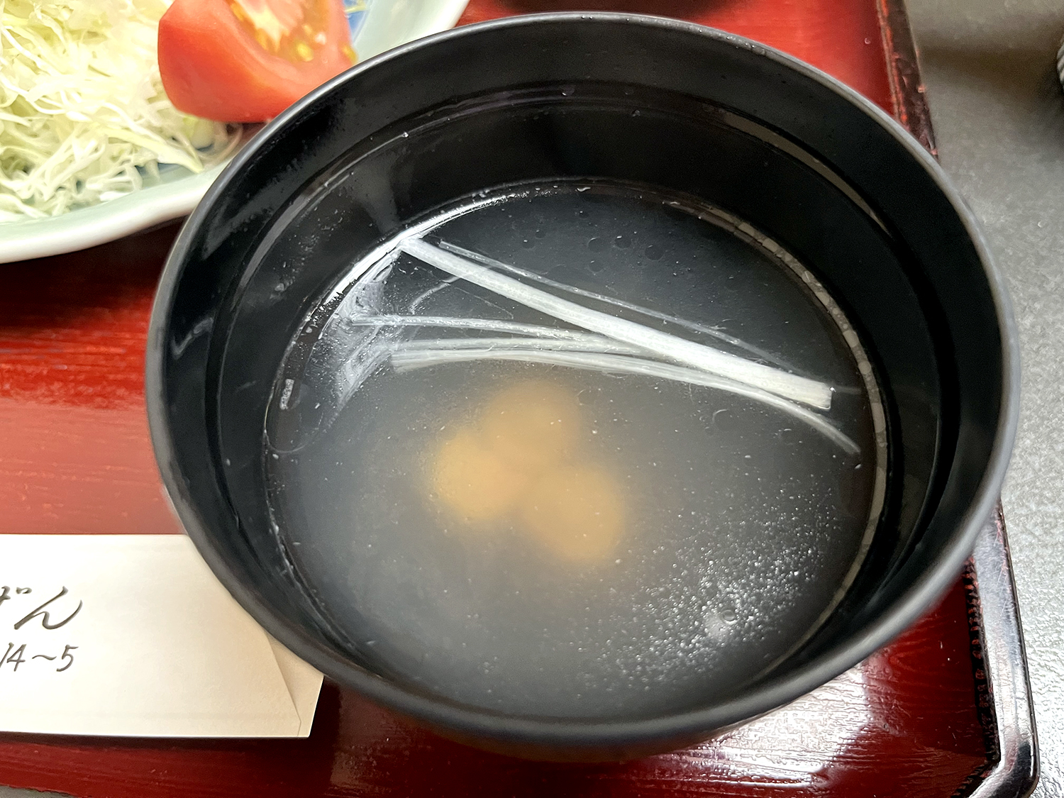 毎朝、鳥ガラを丁寧に炊いて取るスープ。これは夜のソップ炊きにも使用する。