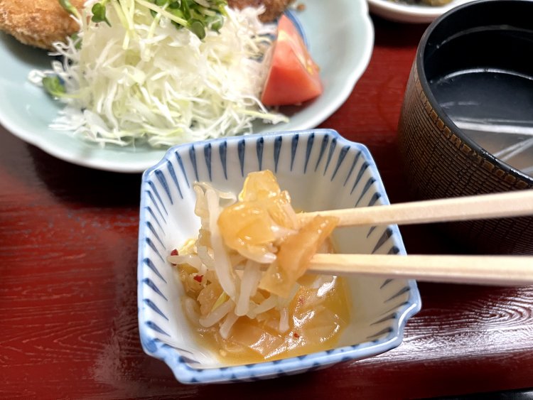 月替りの前菜。写真はくらげともやしのピリ辛和え。