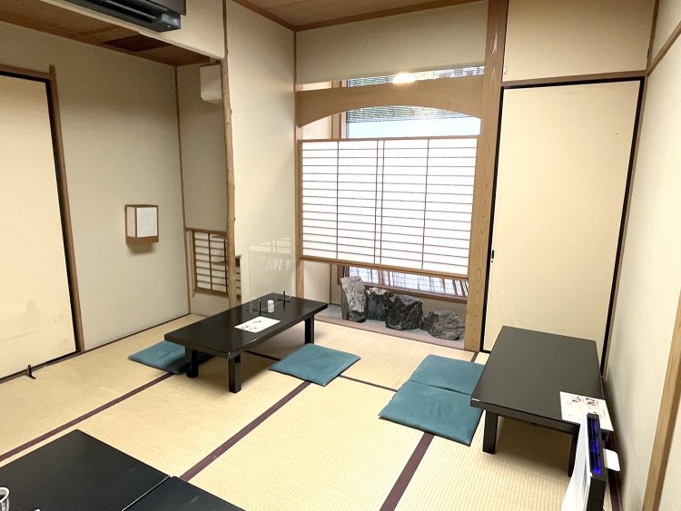 落ち着いた雰囲気の和室。雅やかな装飾にも心が安らぐ。