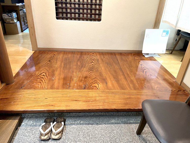 三島由紀夫が座った玄関の板間はいつもピカピカに磨かれている。