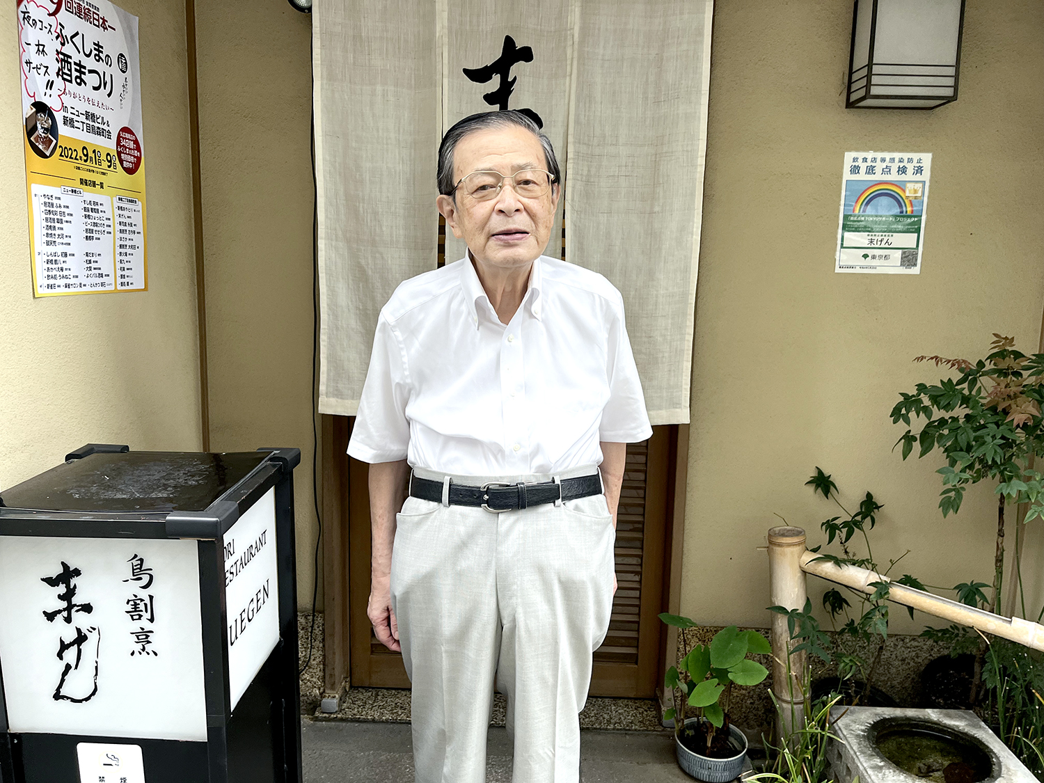 3代目店主の丸哲夫さん。2022年には81歳を迎えたが、今も現役で厨房に立つ。