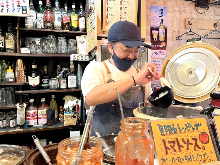 まずはルーローのテイストを決めひとりずつオーダーしよう。筆者は麻辣ルーロー飯にしました～。