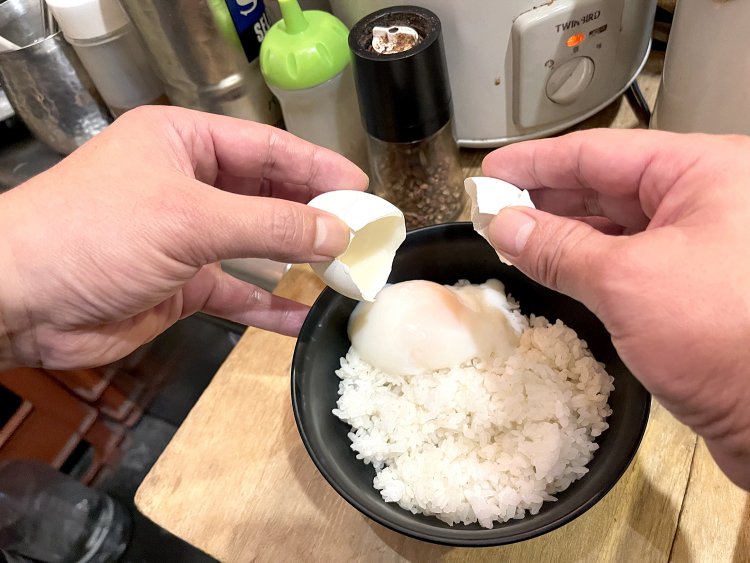 ご飯の上にはとろ〜りとした温玉ちゃん。