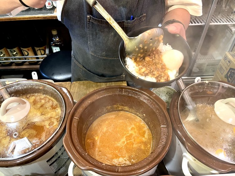 アツアツのルーローをたっぷりご飯にオーーーン！