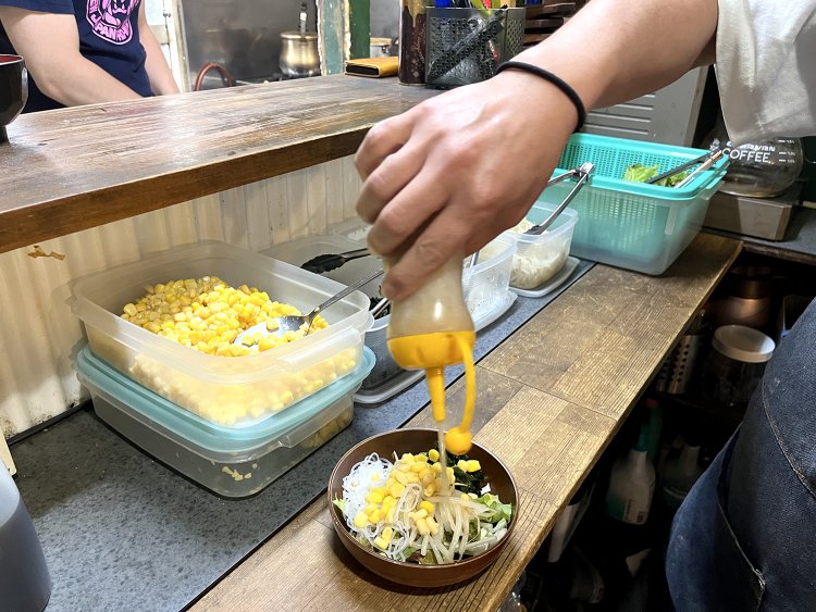 イートインの場合は、そのあとサラダバーコーナーに進み自分で盛り付ける。おかわり自由！