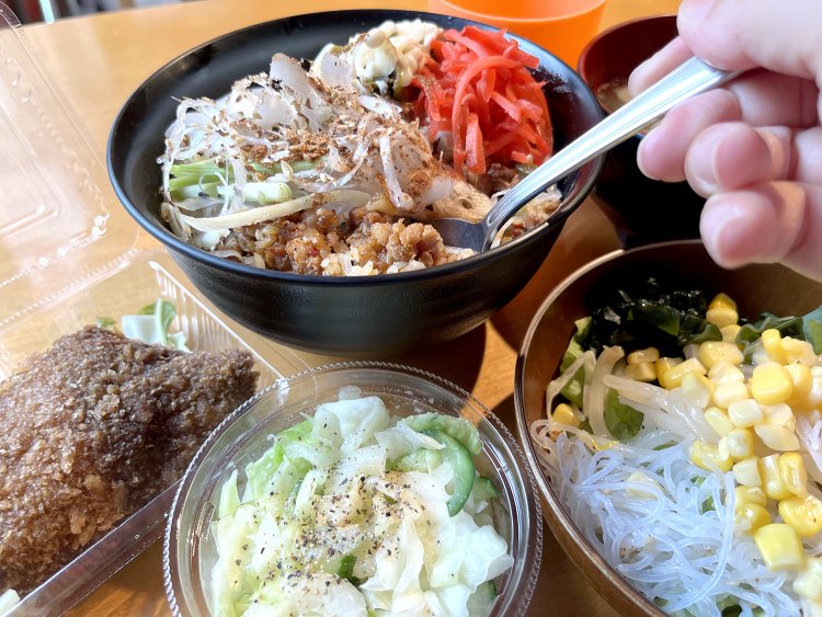 ババーンと出ました。コールスローとレバテキ各100円を加えて、本日の麻辣ルーロー飯ランチは1050円也！