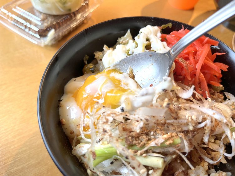 松本さんから「全部まぜて食べるとおいしいですよ！」とレクチャーされたのでその通りにやってみる。