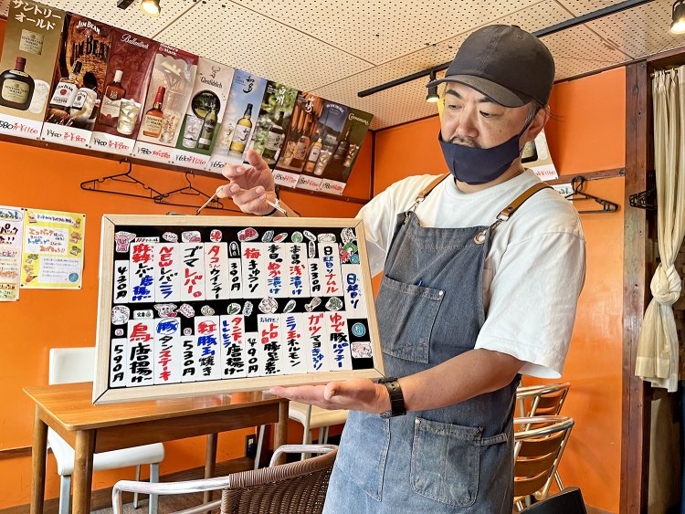 取材当日の日替わりメニューを見せてくれた松本さん。