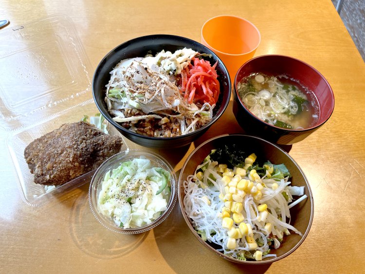 麻辣ルーロー飯850円に100円のおかず2品を付けてこの日のランチは合計1050円。