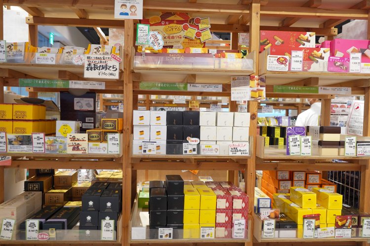 カステラは16社から仕入れ、一人でも食べやすい個包装や贈答用など幅広いバリエーションが並ぶ。