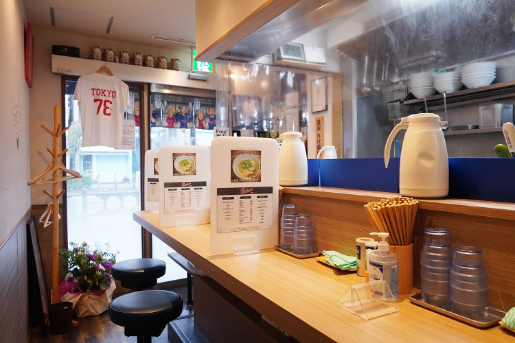 カウンターのみの店内は、清潔感を感じる。
