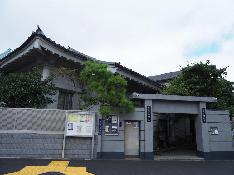 臨済宗妙心寺派の長光山陽岳寺。門前仲町の交差点からほど近い、清澄庭園や住宅の並ぶエリアに建つお寺。