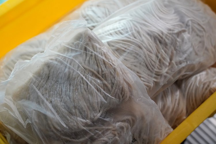 山口や製麺所と共同開発したオリジナル麺。全粒粉が入っているので色は少し黒め。