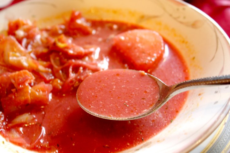 上にのったサワークリームを混ぜるとかわいらしいピンク色に変わる。深みが増しまろやかでホッとする味わい。