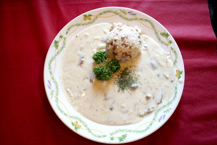 白いビーフストロガノフ。クリーミーなホワイトソースが具材にまとわりつく！　濃厚！