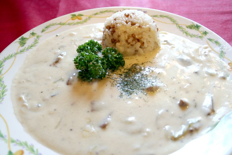 具材はタマネギ、ピーマン、シイタケ、牛肉。「牛肉は柔らかいところを使ってるのでトロトロでしょ？」と北市さん。トロトロです！