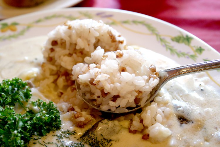 プチプチとした食感の蕎麦の実入りライス。ホワイトソースともよく合う。
