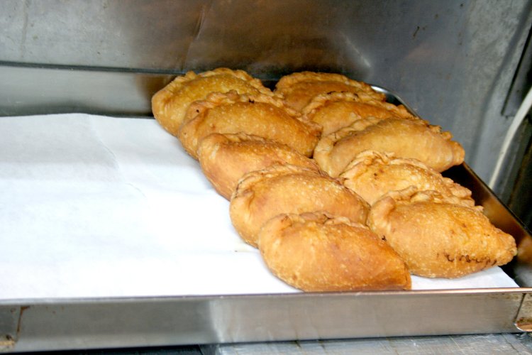 挽き肉、タマネギ、ゆで玉子、春雨を小麦粉の生地で包んで揚げたピロシキもロシアを代表する料理のひとつ。