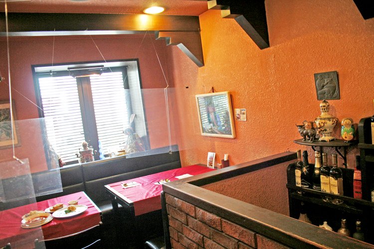 2階席はレッド系のテーブルクロスで、1階とは雰囲気がガラリと変わる。