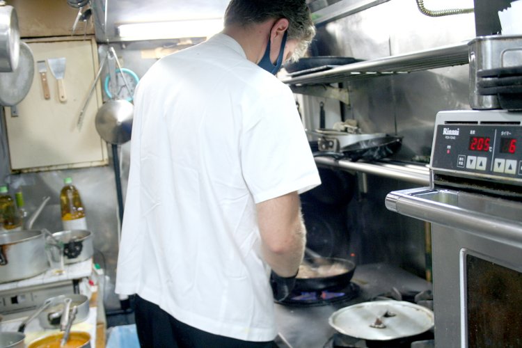 厨房に立つロシア人スタッフ。彼もシャイなので後ろから撮らせてもらいました！