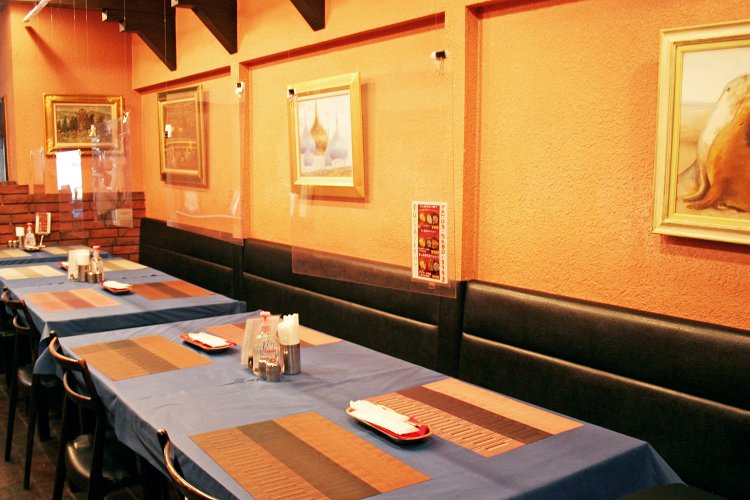 ブルー系のテーブルクロスで落ち着いた雰囲気の1階席。