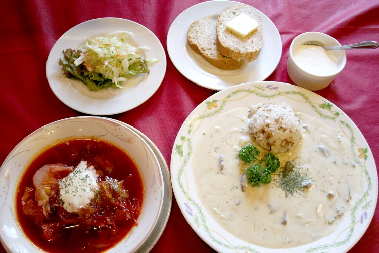 Bランチ ビーフストロガノフ1300円。白いビーフストロガノフと赤いボルシチの色合いが鮮やか。デザートはヨーグルトのムース。