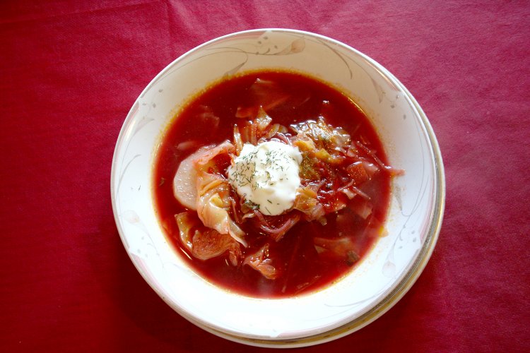 鮮やかな赤色のボルシチ。トロトロに煮込まれた野菜の甘みとサワークリームの酸味が絶妙にマッチ。