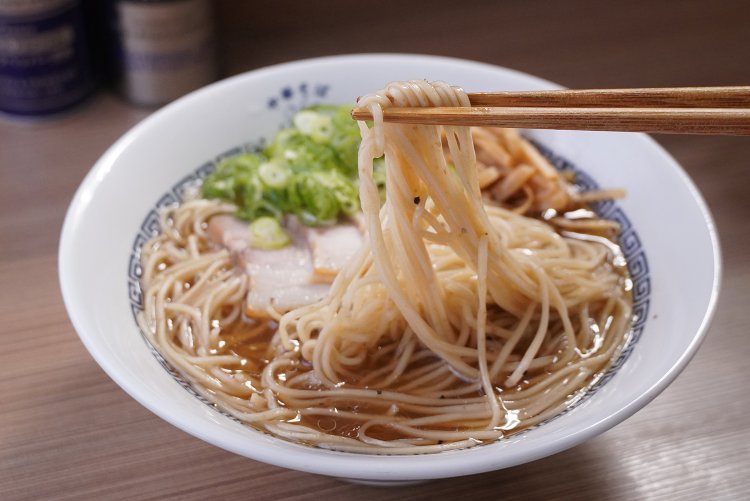 ストレートで滑らかな中細麺。麺の量は150g。